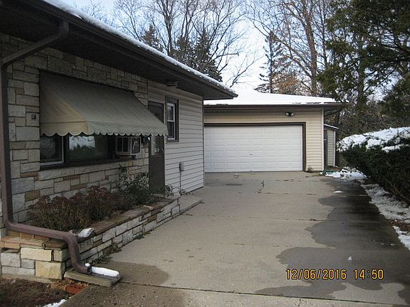 3rd image of 682 Oak St
