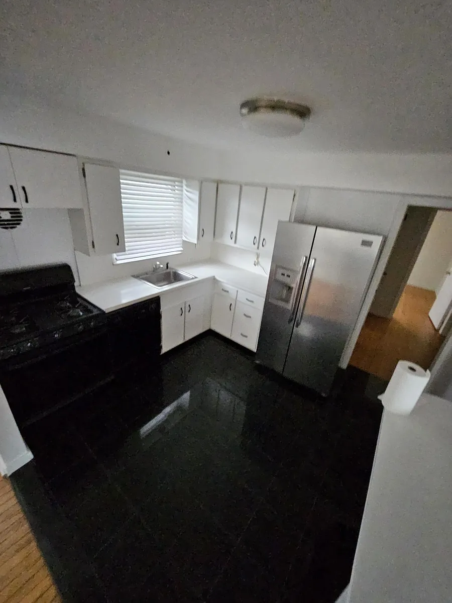 Building Photo - 128 E Maple St #1