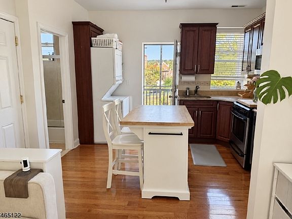 4th image of 80 Bay St #9