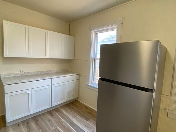 4th image of 1031 Waugoo Ave #1031