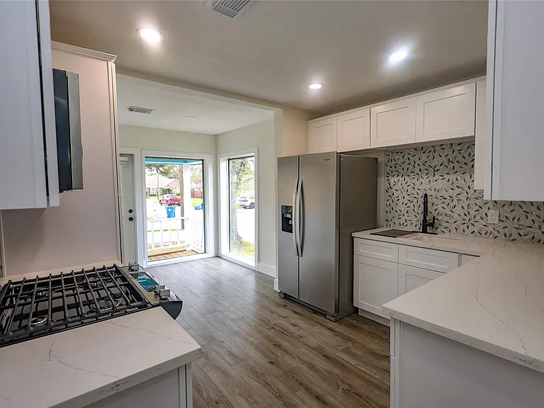 602 Higgins St — Photo 12