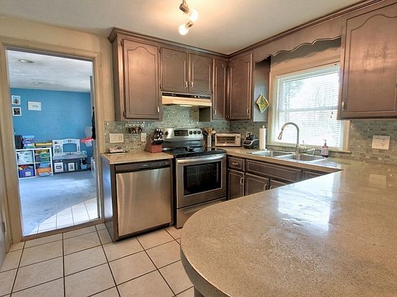 2nd image of 25 Carolyn St