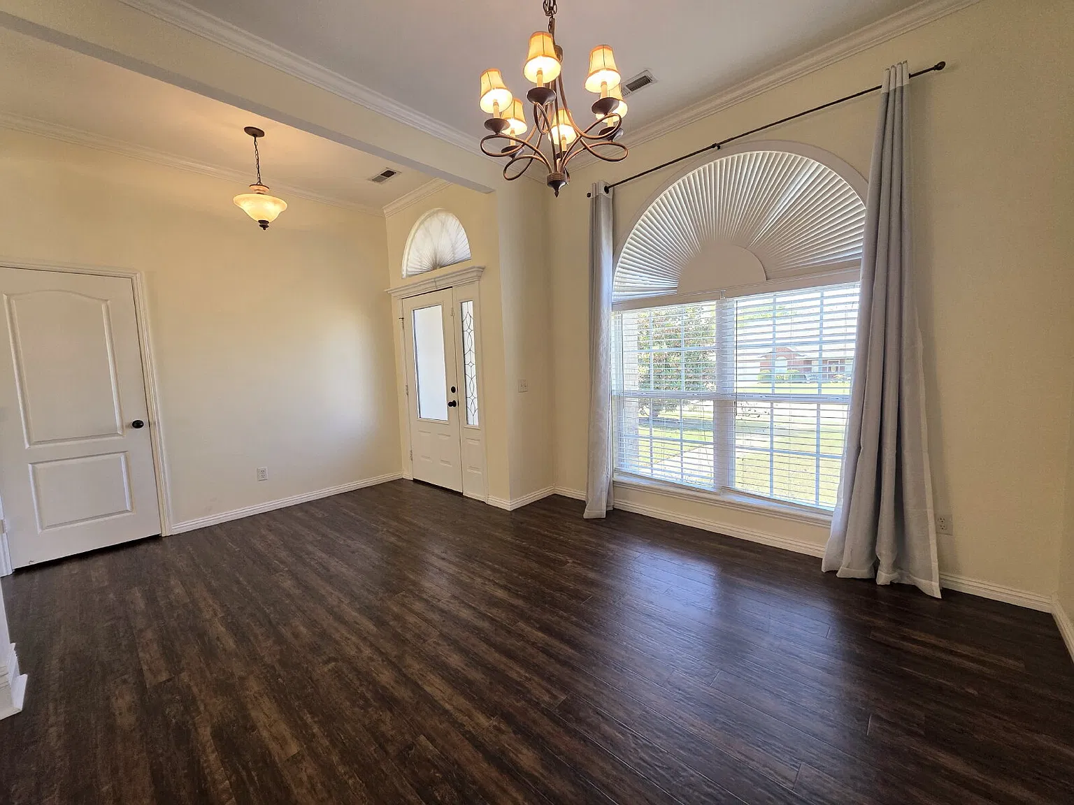 3 bed, 2.0 bath, 2168 sqft, $2,500 — Photo 3