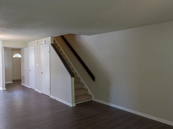 4th image of 102 Kingsbury Dr