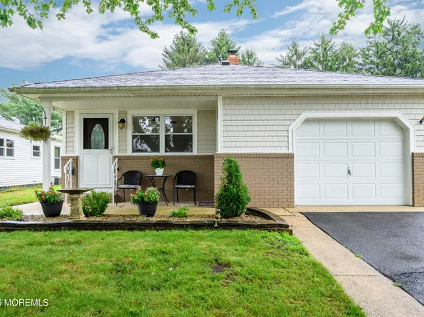 9 Pavilion Street, Toms River, NJ 08757