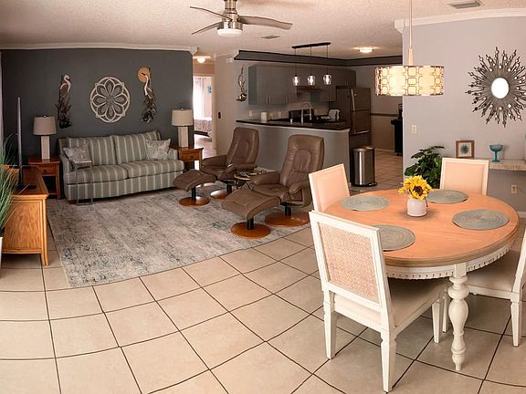 Welcome home- the view as you walk in- open concept!