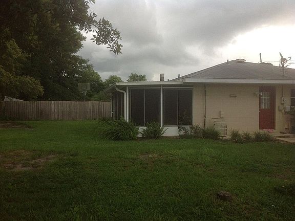 Side yard, side entrance, with laundry room inside