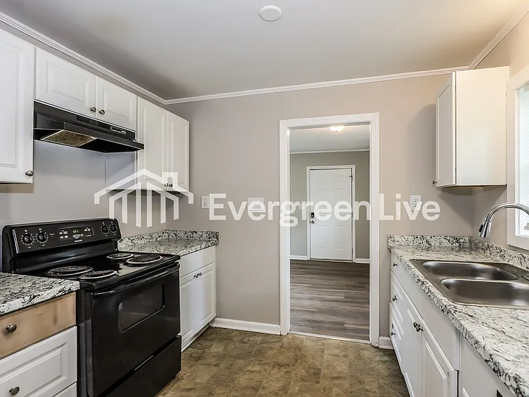 2517 Rhodes Dr — Photo 3
