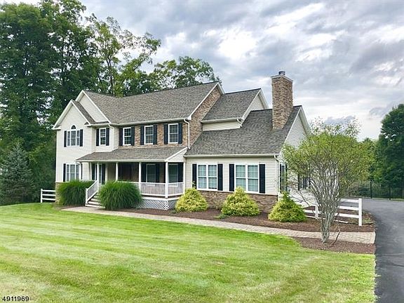 2nd image of 12 Fawn Hollow Dr