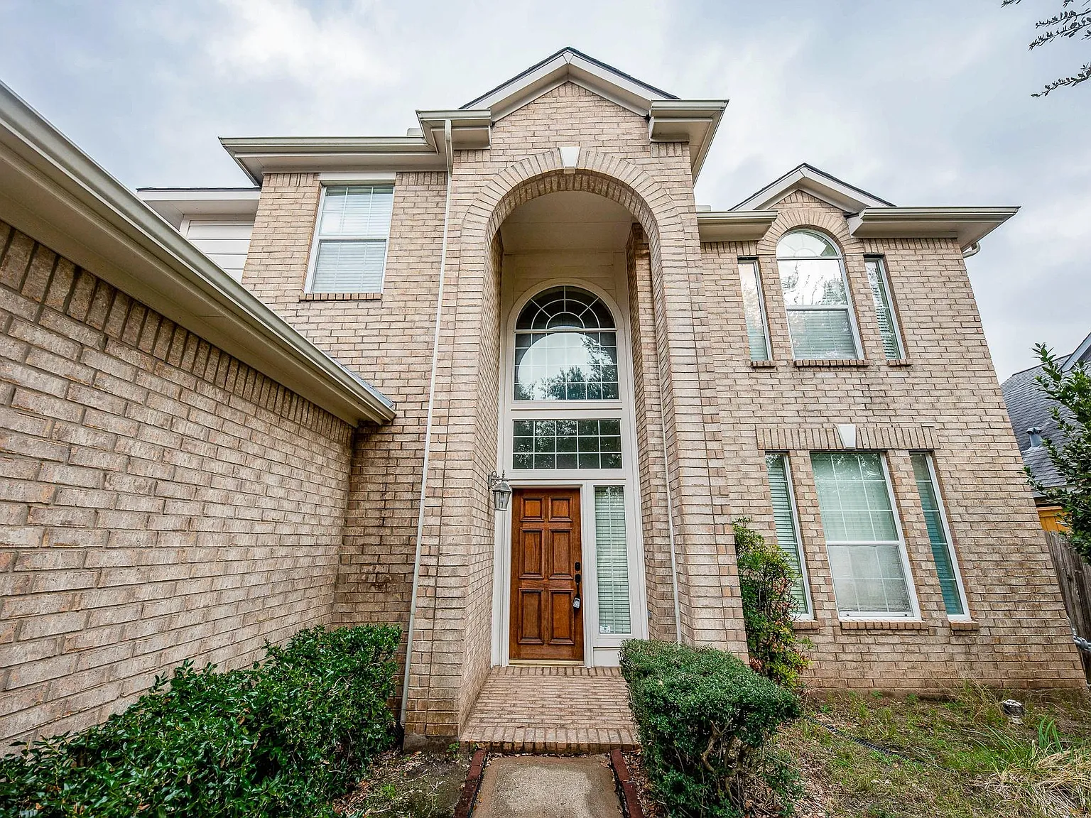 4 bed, 2.5 bath, 2316 sqft, $2,250 — Photo 1