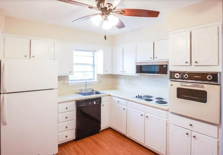 8205 Willowbrook Cir SE #D — Photo 3