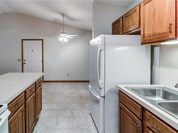 3rd image of 2833 Shakespeare Ln