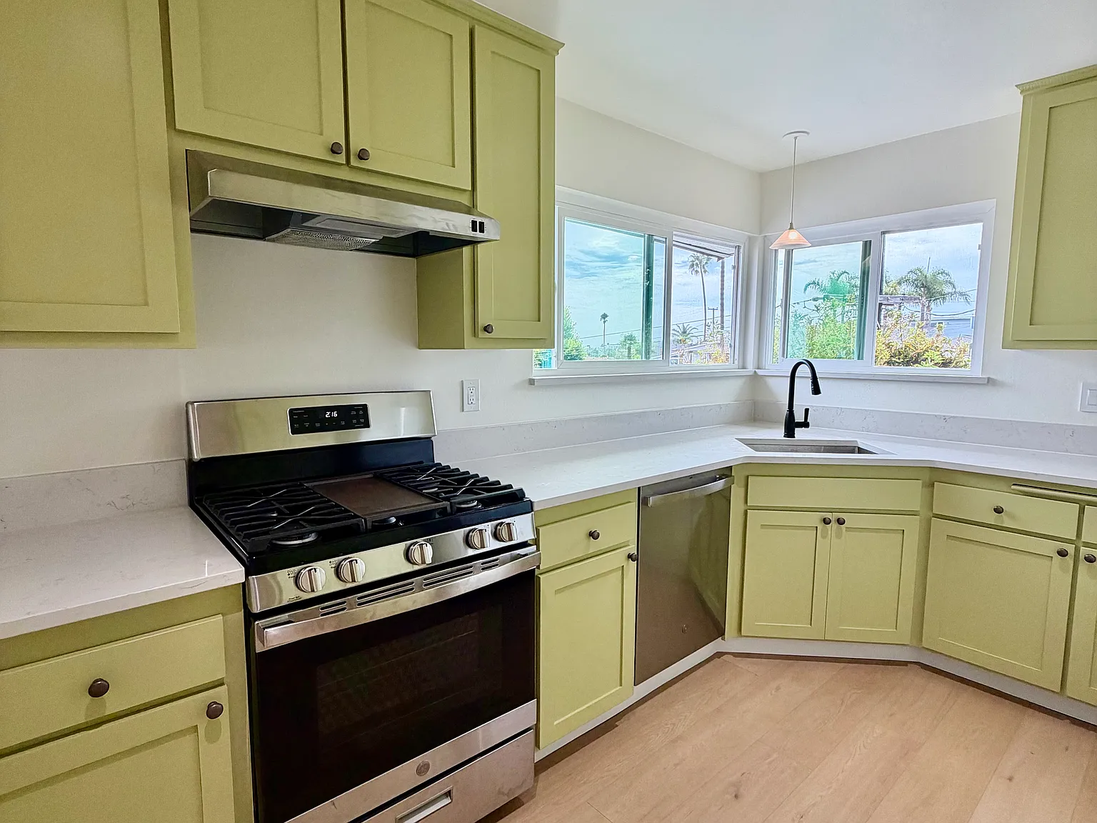 3 bed, 1300 sqft, $5,000 — Photo 2
