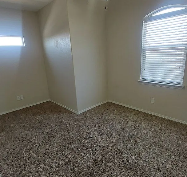 800 Caterick St — Photo 34