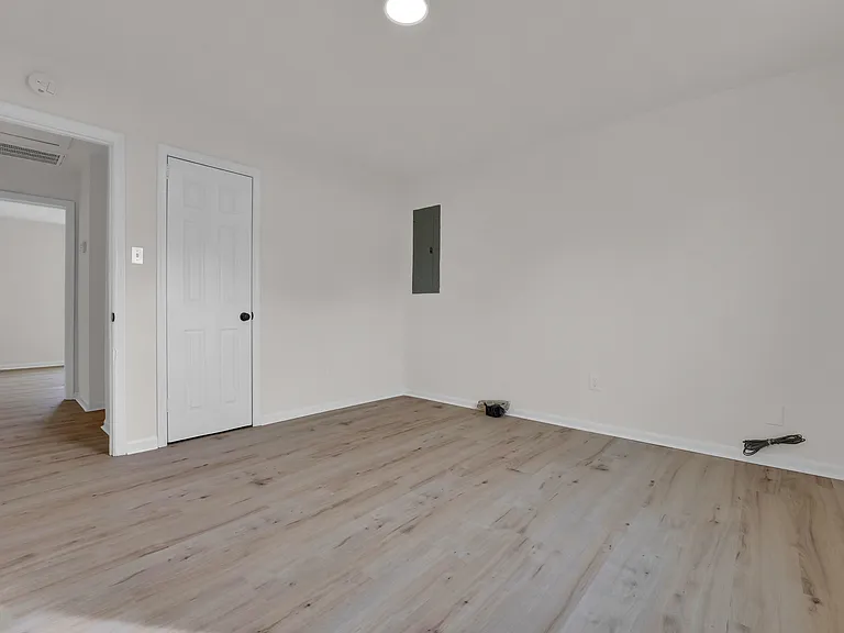 1005 E 15th St — Photo 9