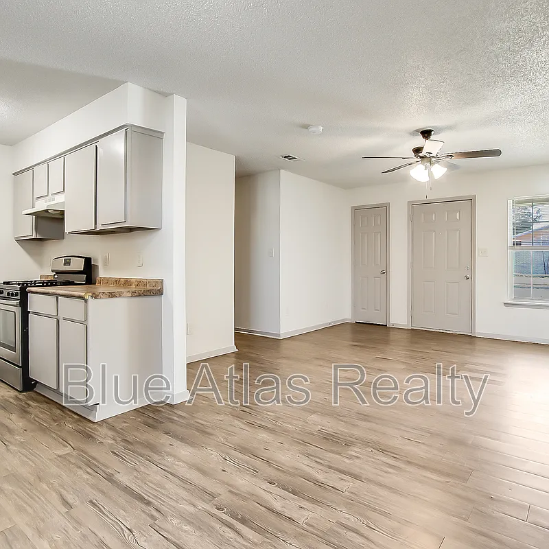 3 bed, 1.0 bath, 945 sqft, $1,595 — Photo 4