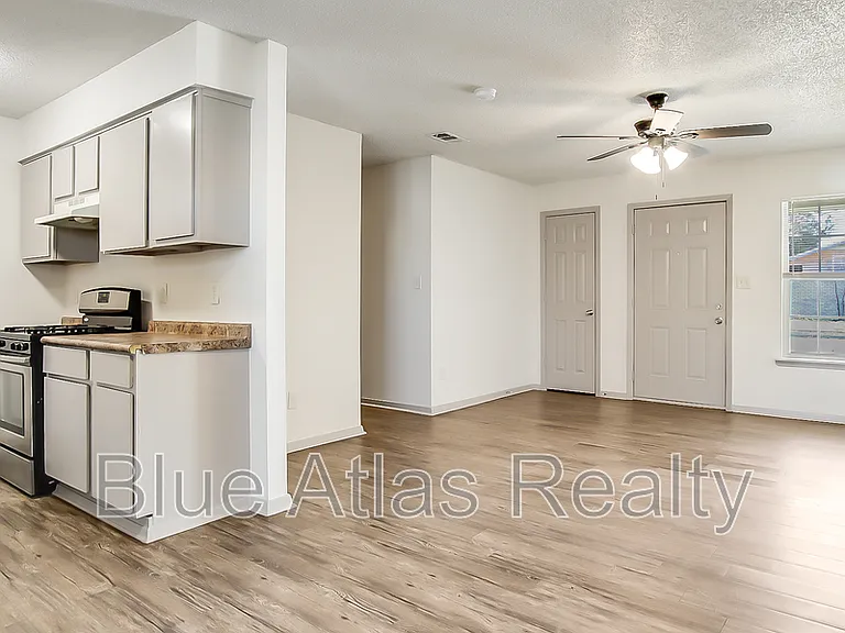702 Catherine Ln — Photo 4