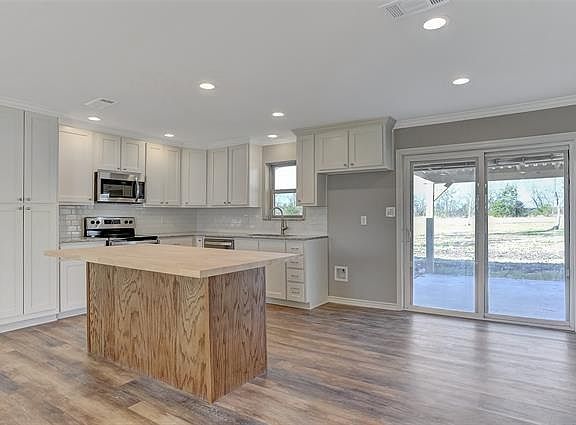4th image of 409 Meadow Estates St