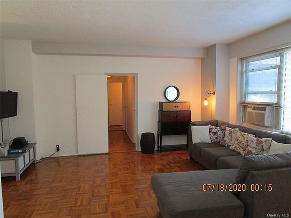 5th image of 5 Fordham Hill Oval APT 1H