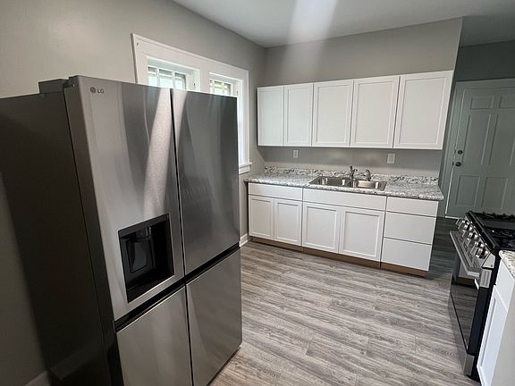 3rd image of 1411 Western Ave #1