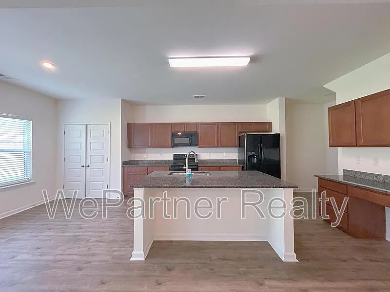 4 bed, 2.5 bath, 2640 sqft, $2,495 — Photo 4