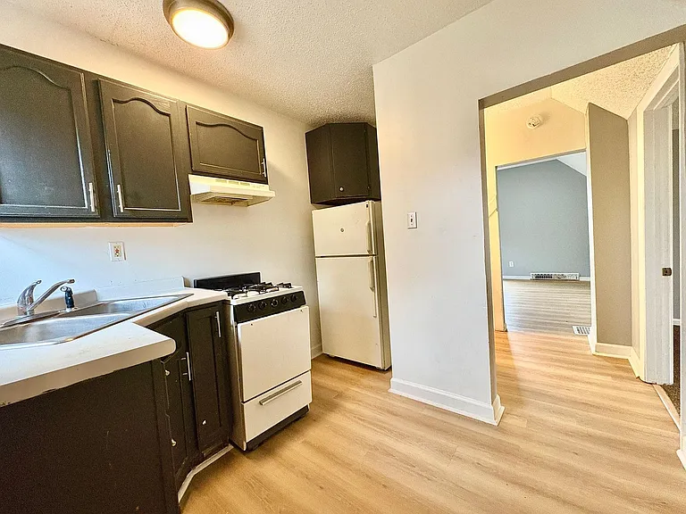 816 E Grove St — Photo 4