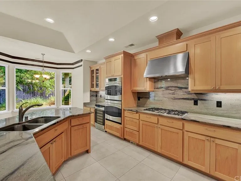 1928 Wisteria Ln — Photo 4