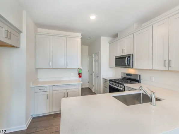 60 Sternadori Rd, Somerville Boro, NJ 08876