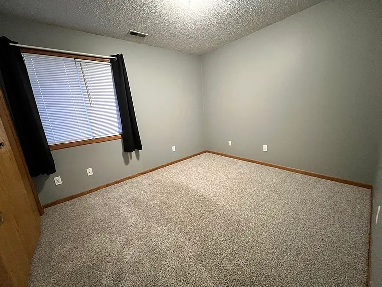 413 W Zeller St — Photo 13