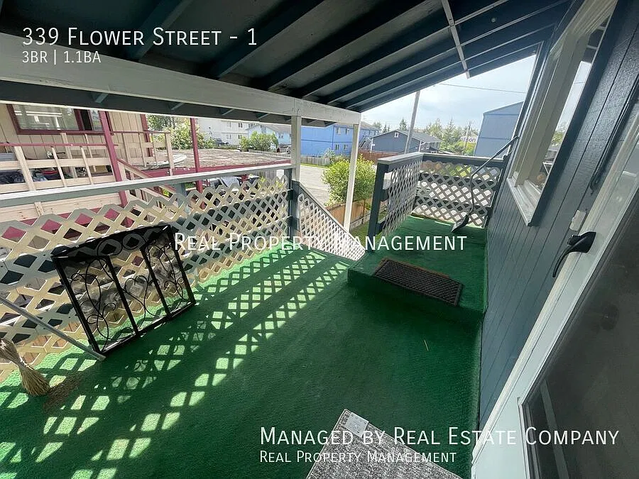 Eastside-Top-Floor Spacious 3 Bed w/ Carport and Washer/Dryer — Photo 3