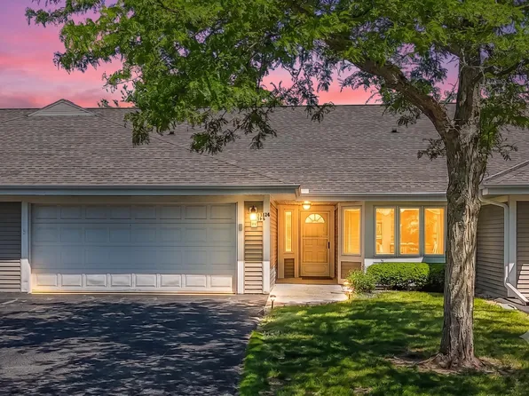 11014 N Mequon Square Dr, Mequon, WI 53092