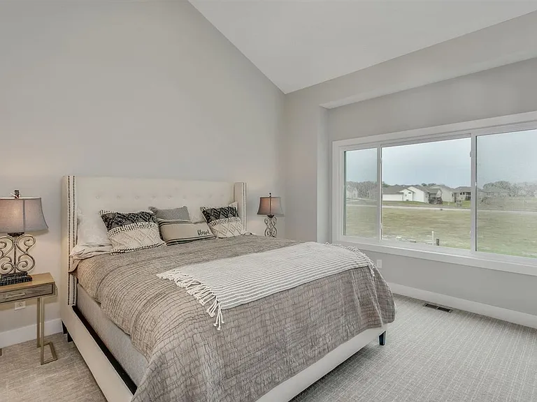 2418 N Bluestone St — Photo 11