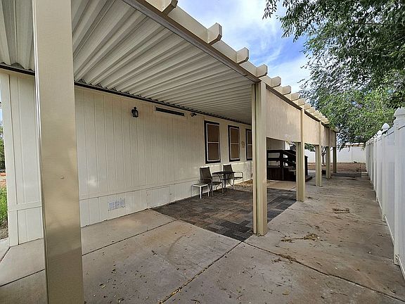 Huge patio, shaded and priva