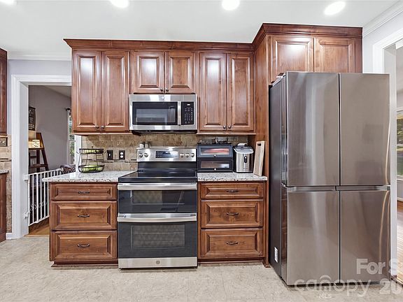 4th image of 1002 Brookhaven Dr