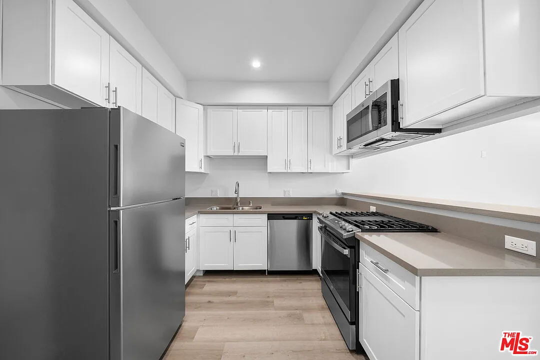 2 bed, 2.0 bath, 950 sqft, $3,195 — Photo 3