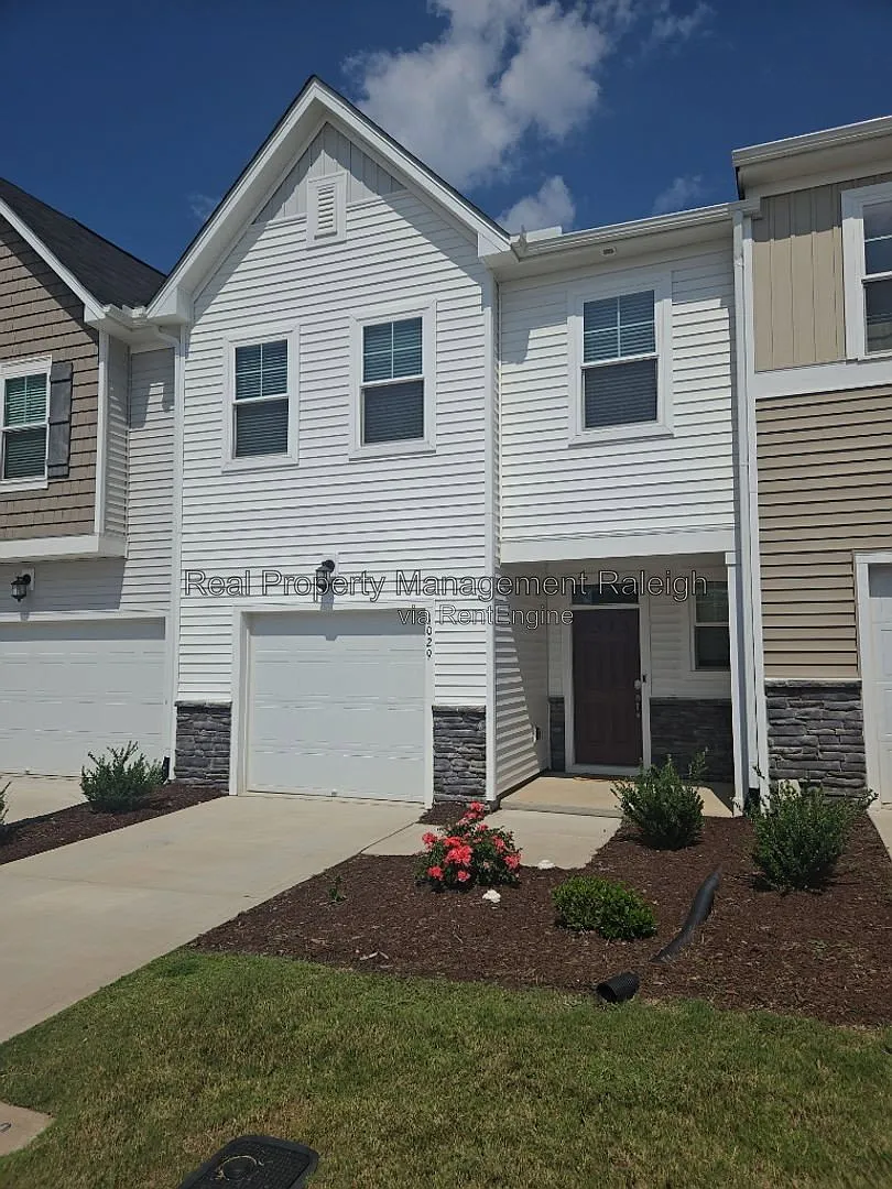 3 bed, 2.5 bath, 1800 sqft, $2,100 — Photo 1