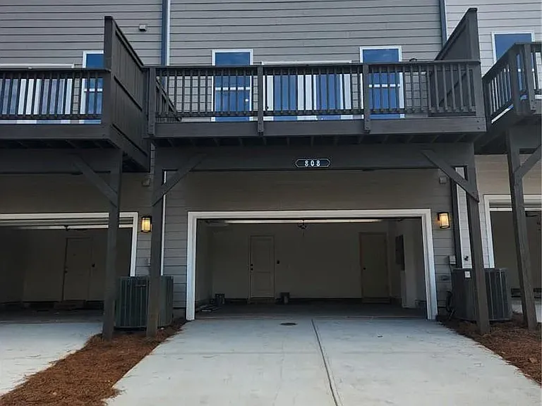 813 Cameron Trl — Photo 1