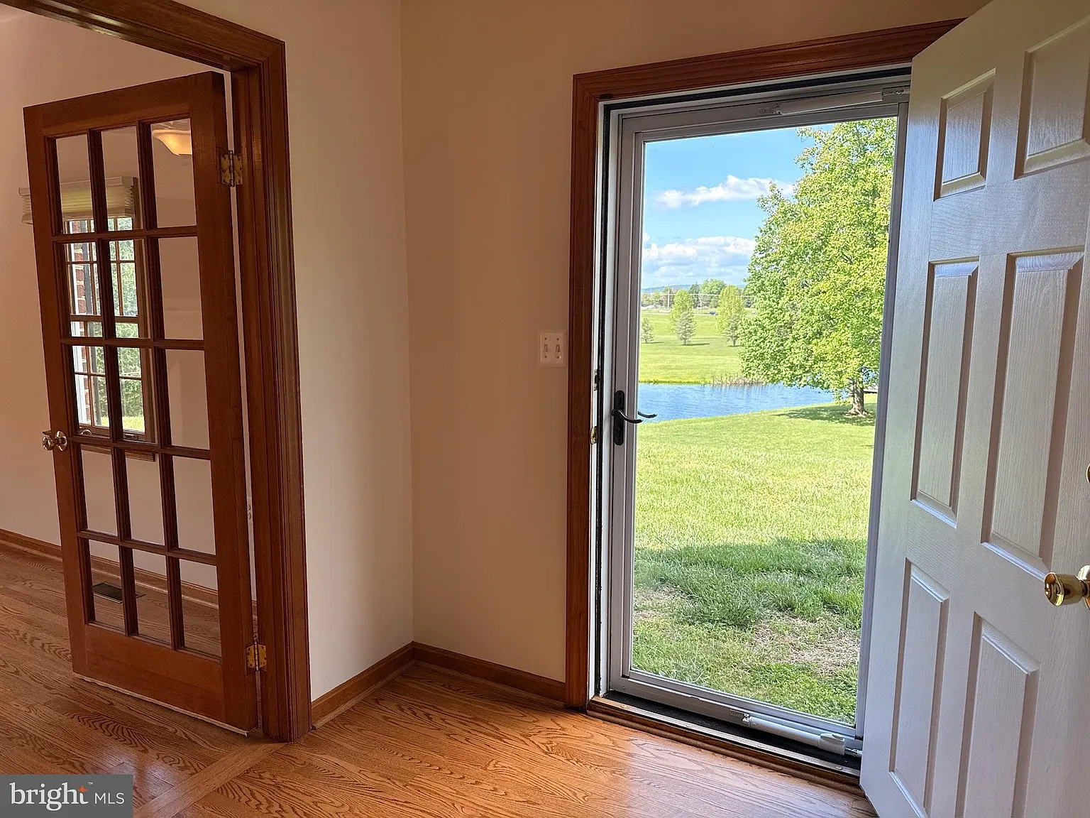 3 bed, 3.5 bath, 2160 sqft, $3,200 — Photo 2