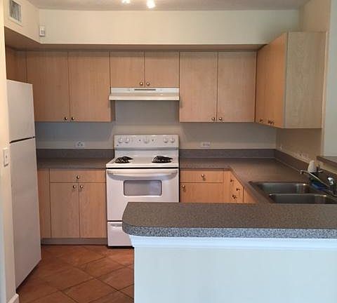 4th image of 404 Villa Cir