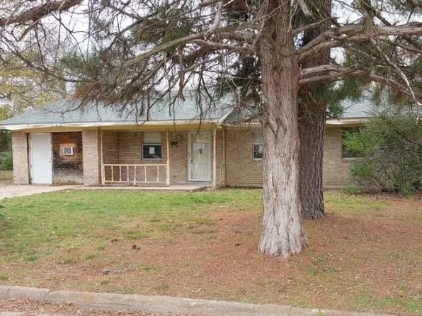 1229 Kennie Dr, Commerce, TX 75428