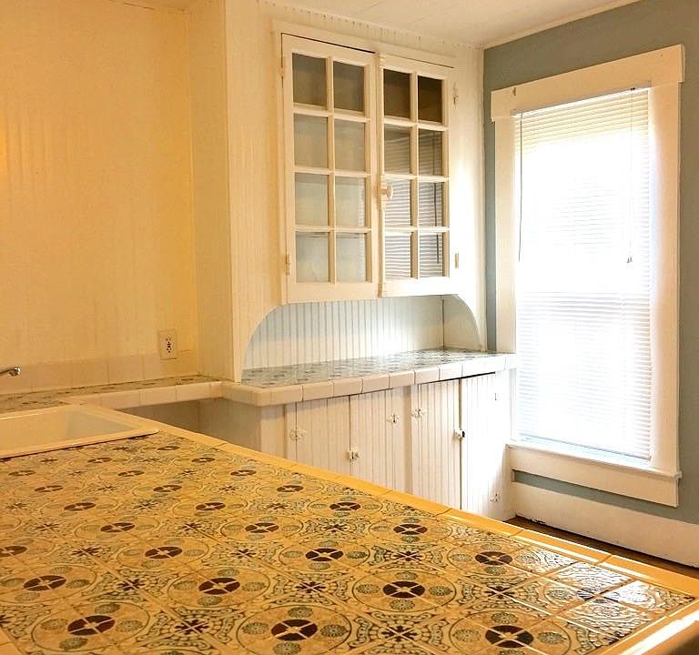 Very charming and spacious kitchen with beautiful custom til
