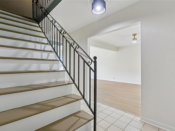 4th image of 889 Oakwood Dr