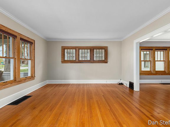 3rd image of 609 S Franklin St