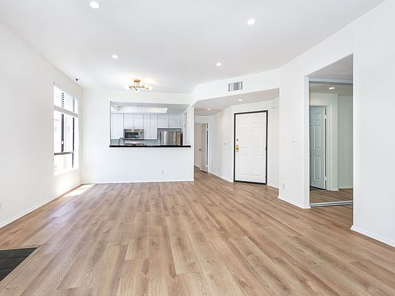 3rd image of 906 S Wooster St #102