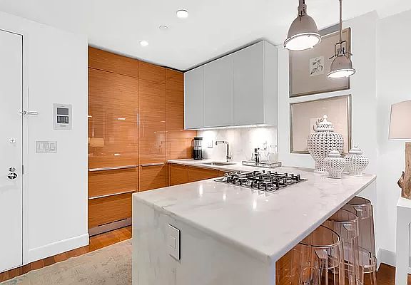 3rd image of 130 W 20th St APT 2D