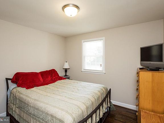 3rd image of 9568 Randall Dr
