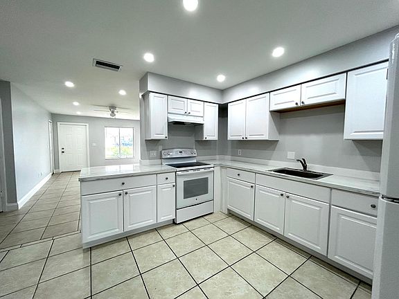 5th image of 546 SE 4th Ter APT A