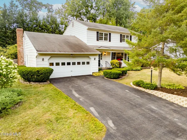 10 Oakwood Drive, Queensbury, NY 12804