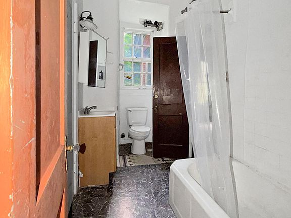 15th image of 147 Lowman St