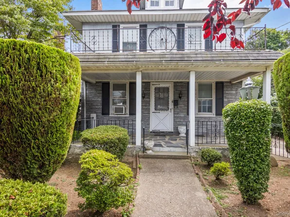 14 Spooner Street, Floral Park, NY 11001